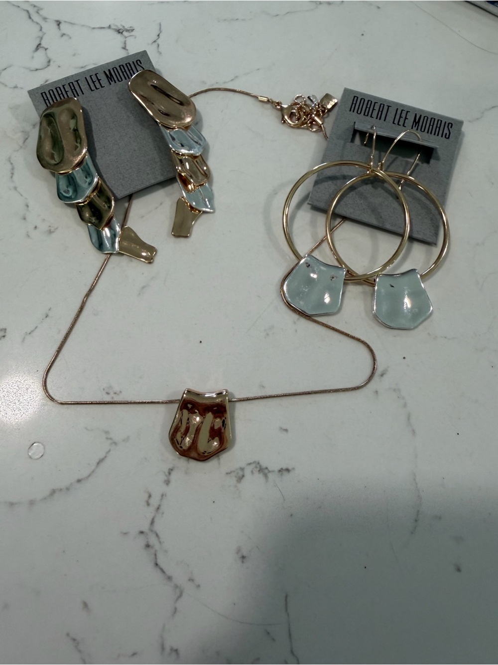 ROBERT LEE MORRIS NECKLACE & 2 PAIRS OF EARRINGS